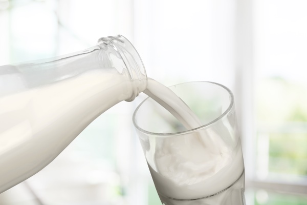 glass of milk and bottle on background - Клубнично-молочное желе