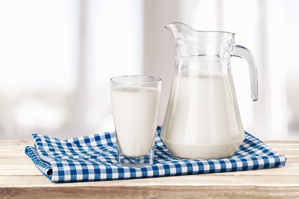 glass of milk and jug on wooden table - Соус молочный натуральный (школьное питание)