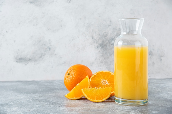 glass pitcher of juice with slice of orange fruit - Кисель из апельсинов (школьное питание)