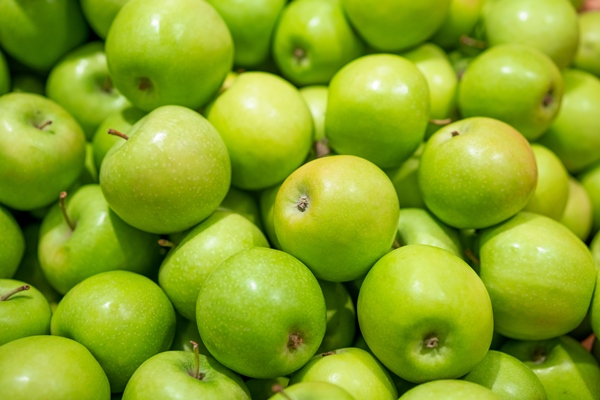 green fresh apples as a background - Творожный пудинг с яблоками (школьное питание)
