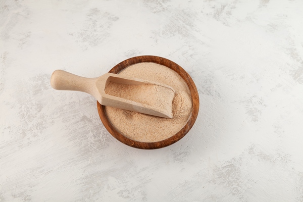healthy alternative sweetener date sugar in wooden bowl on light grey textured background top view - Святочные кулинарные традиции: ржаной пирог с рыбой