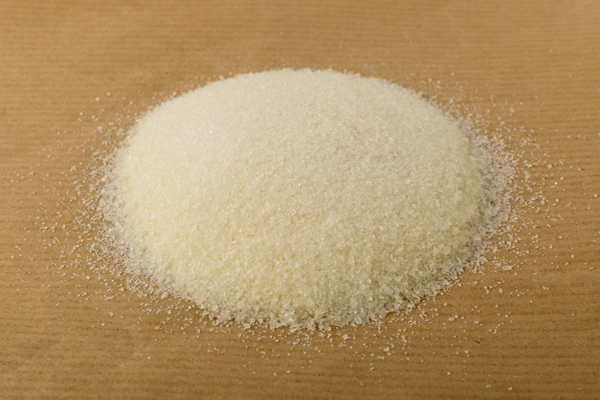 heap of dry gelatine granules - Клубнично-молочное желе