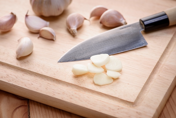 high angle view of chopped vegetables on cutting board - Как вкусно приготовить птицу: курица в рассоле