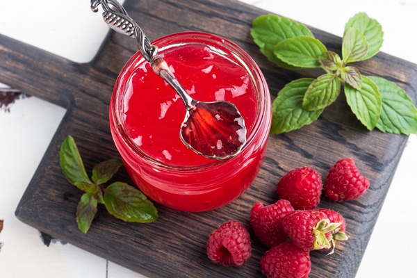 homemade raspberry jam in a glass jar and fresh raspberries with mint - Чай с лимоном и малиновым сиропом на фруктозе (диетическое школьное питание)