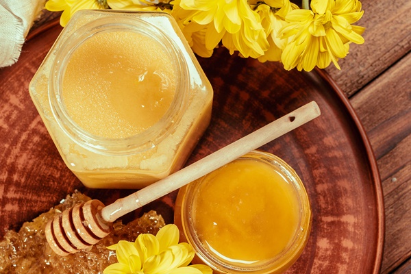 honey in jar with honey dipper on vintage wooden - Душепарка безалкогольная