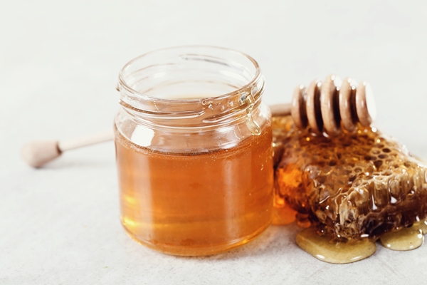 honeycomb with jar 1 - Чай с облепихой и мёдом (школьное питание)
