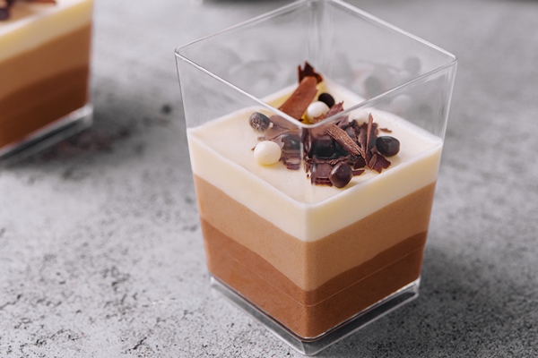 layered dessert trifles in a transparent glasses - Секреты приготовления киселей на крахмале