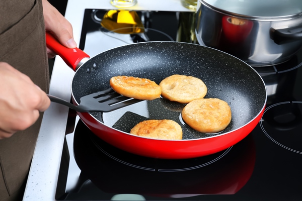 man cooking pancakes on frying pan - Постные гречневые оладьи