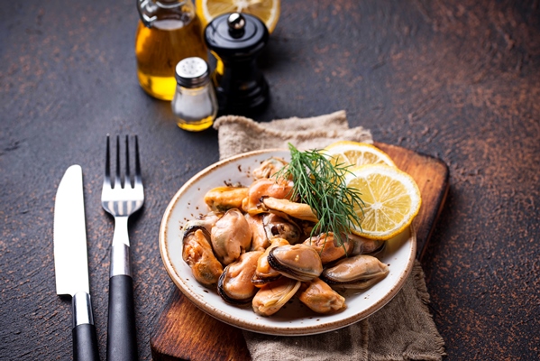 marinated mussels with lemon and spices - Святочные кулинарные традиции: ржаной пирог с рыбой