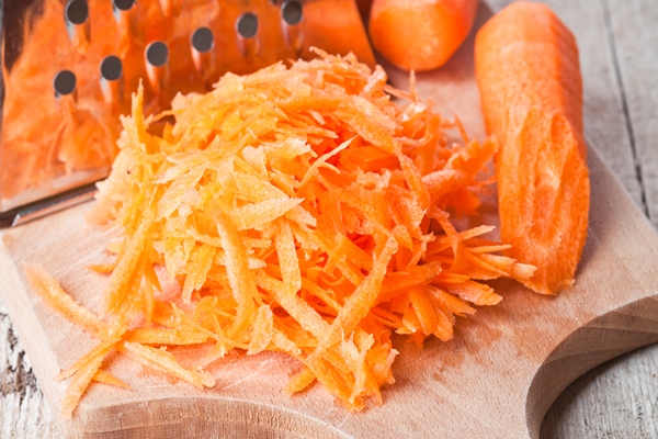metal grater and carrot - Пирожки с морковью, постный стол