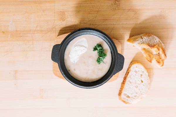 mushroom soup with bread slices on wooden textured background - Суп-пюре из квашеной капусты