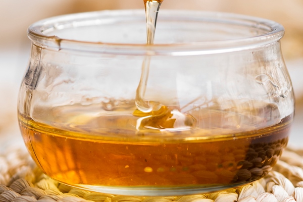 natural honey pouring in bowl 1 - Святочный имбирный пирог
