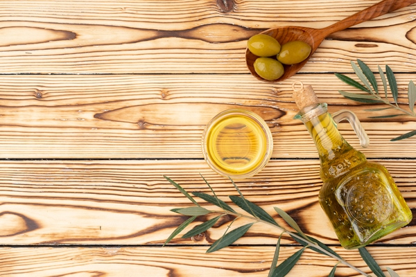 olives and bottle of olive oil on wooden background - Салат с лососем и овощами