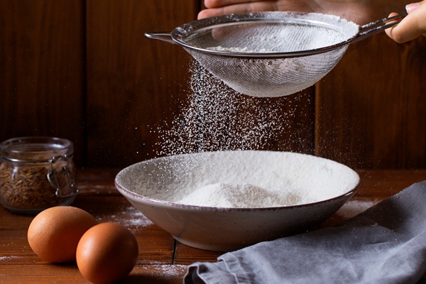 person cooking with flour - Святочные кулинарные традиции: ржаной пирог с рыбой