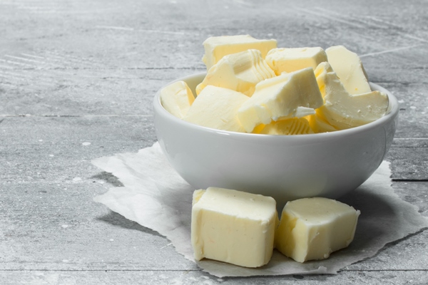 pieces of butter in the bowl 2 - Соус молочный натуральный (школьное питание)