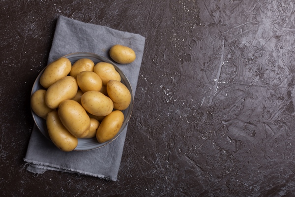pile of raw potatoes in the bowl - Шупфнудель (картофельные пальчики)