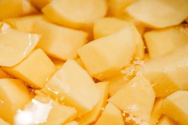 potatoes raw peeled cut into chunks cooked in water - Кулинарные традиции празднования Крещения Господня: вареники с картофелем, сыром и яйцом