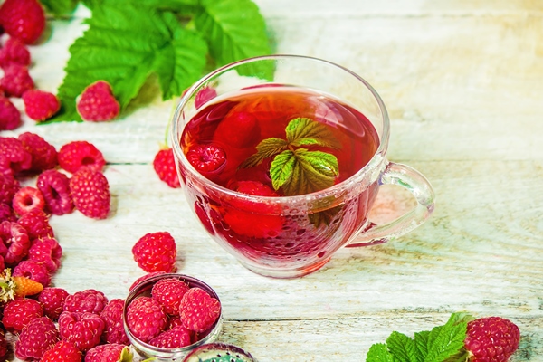 raspberries on a wooden background - Чай с малиной и сахаром (школьное питание)