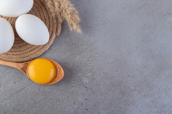 raw fresh white chicken eggs placed on a stone background 3 - Клубнично-молочное желе