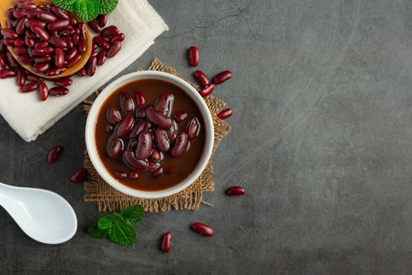 red bean boiled in white bowl place on dark floor - Густой куриный суп с фасолью