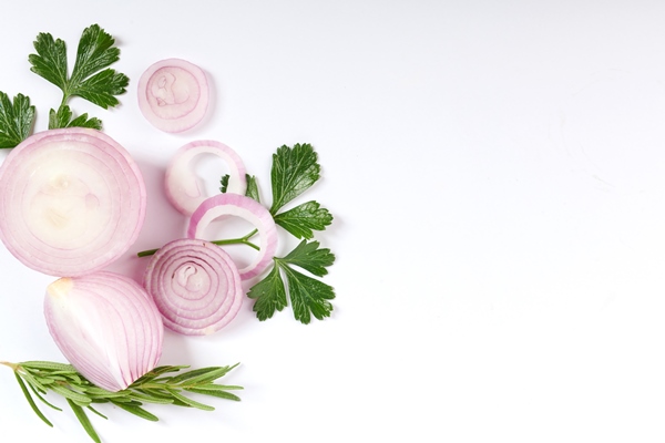 red whole and sliced onion fresh onion isolated on white surface with clipping path sliced red onion with parsley on the white 1 - Салат с лососем и овощами