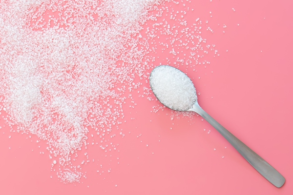 scattered sugar and sugar cubes on a pink background flat lay - Крем-брюле на фруктозе