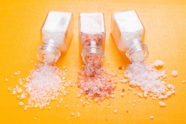some sea salt with himalayan salt coming out of salt shaker - Солёные лимоны