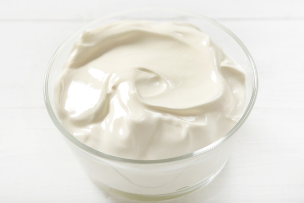 sour cream in bowl 1 - Сметанный соус натуральный (школьное питание)
