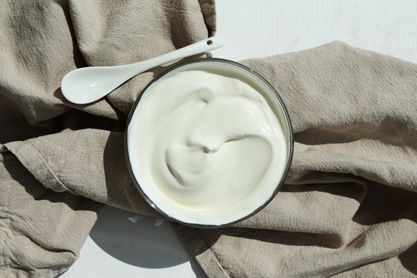 sour cream on bowl - Омлет с тунцом