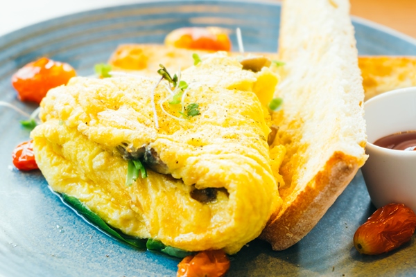 spanich omelet in plate - Омлет с цветной капустой и микрозеленью кольраби (школьное питание)