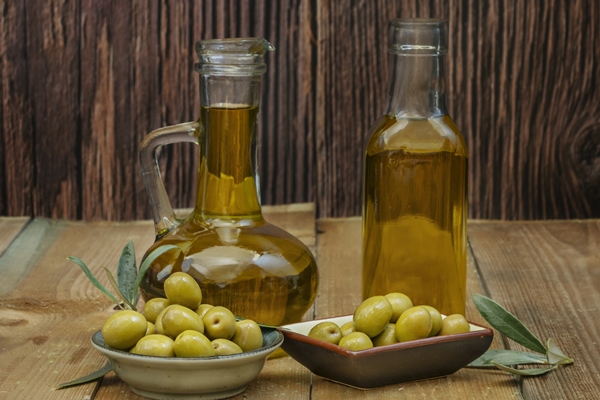 still life with two glass containers filled with virgin olive oil - Суп-пюре из редиса и лука-порея