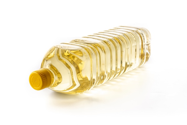 sunflower oil plastic bottle isolated on white background - Салат из краснокочанной капусты с орехами
