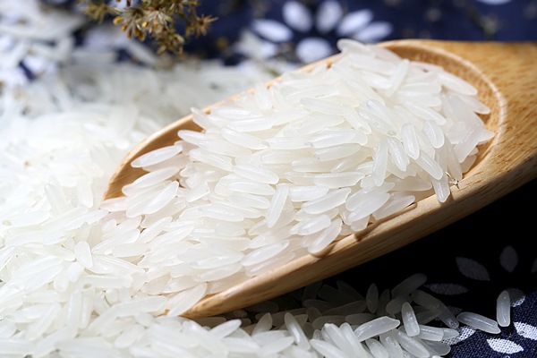 tai rice in a wooden bowl - Чечевично-рисовые оладьи, постный стол