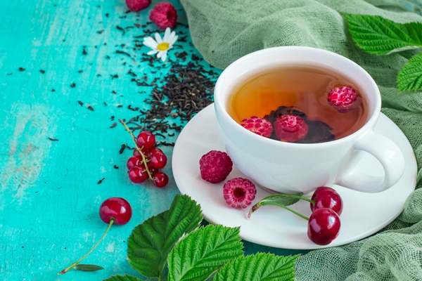 tea with summer berries selective focus copy space - Чай фруктовый с вишней, малиной и яблоками (диетическое школьное питание)