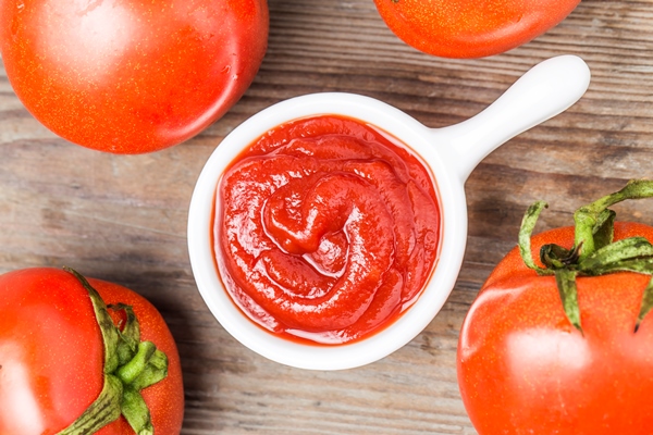 the board s tomato sauce - Рыба, запечённая в томате с овощами (школьное питание)