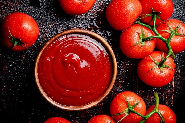 tomato sauce with a branch of fresh tomatoes - Соус красный основной (школьное питание)