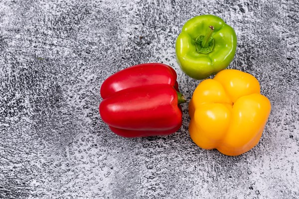 top view bell pepper pepper on gray stone horizontal 2 - Салат с лососем и овощами