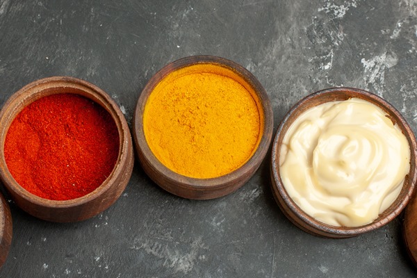 top view of set for sauces containing different spices mayonnaise and ketchup on gray background - Как вкусно приготовить птицу: курица в рассоле