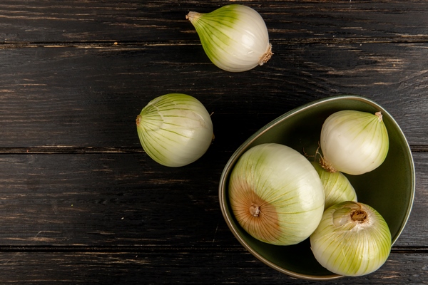 top view of white onions in bowl on wooden background with copy space 1 - Щи монастырские богатые
