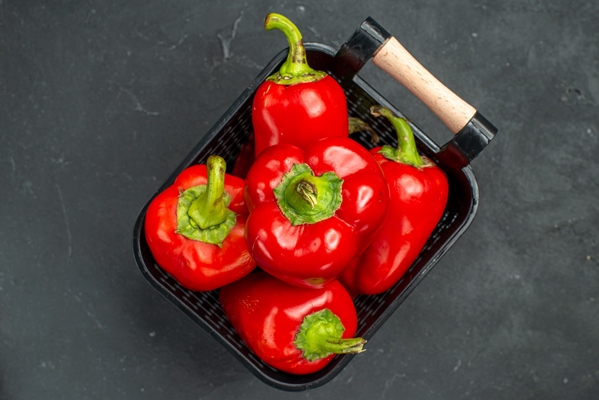 top view red bell peppers spicy vegetables on a dark background - Плов с тунцом