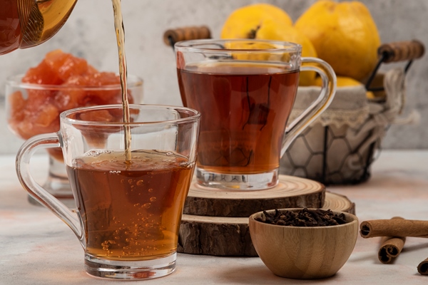 transparent glass teapot pours tea in glass mug on marble table 1 - Чай с сахаром (школьное питание)