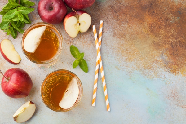 two glasses of red apple juice - Яблочный компот с сиропом на стевии (диетическое школьное питание)