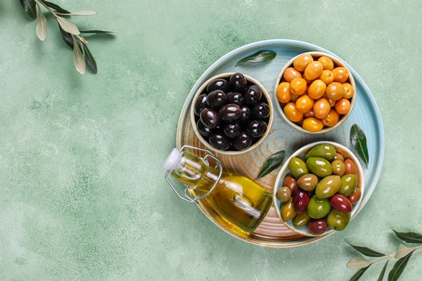 variety of green and black whole olives - Закуска с маслинами