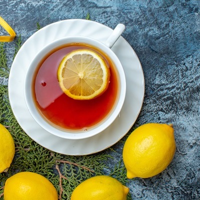 Чай с лимоном и малиновым сиропом на фруктозе (диетическое школьное питание)