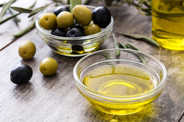 virgin olive oil in a crystal bowl on wooden table - Омлет с тунцом
