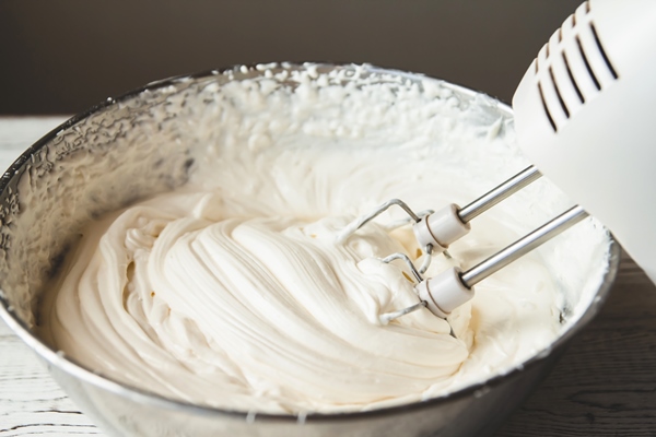 white butter cream in a metal bowl - Творожный пудинг с яблоками (школьное питание)