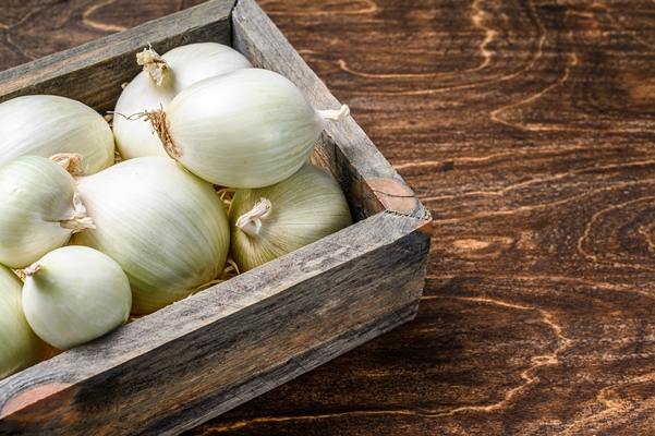 white raw onion in wooden box 1 - Соус белый основной (школьное питание)