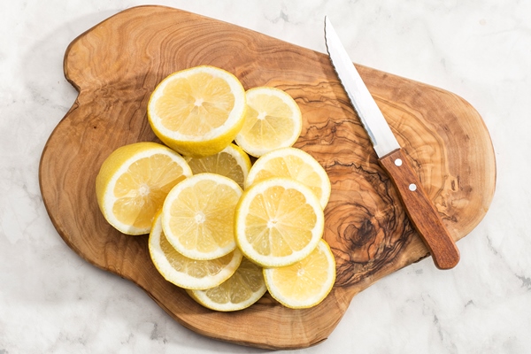 wooden board with slices of lemon - Чай с лимоном и малиновым сиропом на фруктозе (диетическое школьное питание)