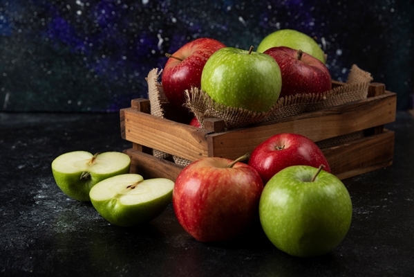 wooden box of fresh organic apples on black surface - Компот из яблок и вишни (школьное питание)
