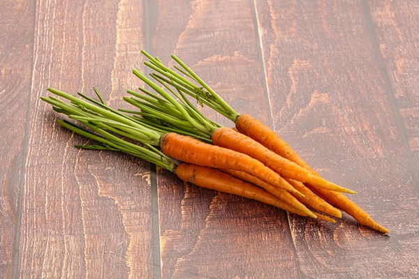 young raw carrot heap isolated - Пшённые оладьи с морковью и яблоками, постный стол
